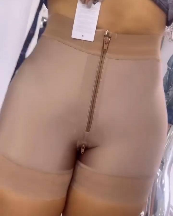 Pantalón corto con cremallera y realce de glúteos